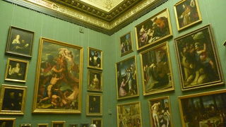 たくさんの絵画