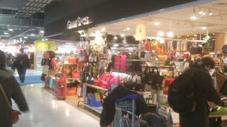 1月下旬になってきて明るいカラーの商品が増えている