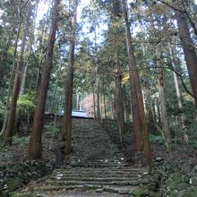 石段を上り最奥の金堂へ