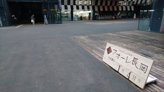 越後杉を使用した木製ルーバーの広場は見事なデザイン