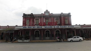 濃い目のピンク色した駅舎