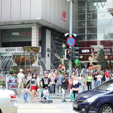 入り口前の噴水