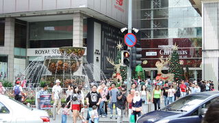 陶器を重ねたような噴水が目印です