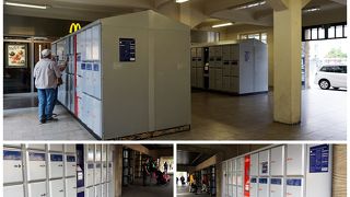 レストランコートもあり、テイクアウトも可。ロッカー多し