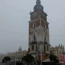 織物会館 (織物取引所) の南西側に立つ旧市庁舎の塔。