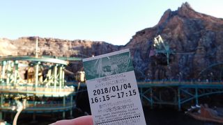 潜水艇のゆがんだガラス窓で酔いました。。。