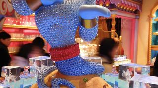 手品の実演と高価なジーニー、インテリアも必見です。