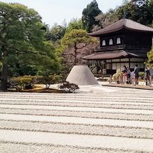 銀沙灘側から向月台と観音殿