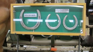 出発ロビーの小さなスペースにお菓子や乳製品がぎっしり