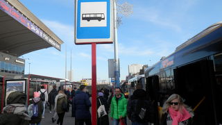 ワルシャワの街の交通の要ワルシャワ中央駅、お隣はショッピングセンターで便利