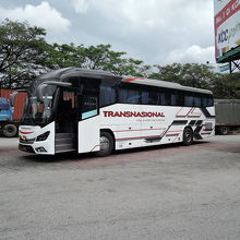 途中休憩所で写したバスの外観