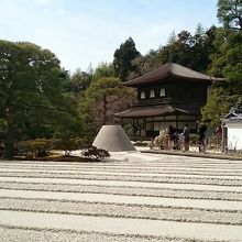 手前に「銀沙灘」そして「向月台」その先に「観音殿」