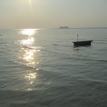 韓国客が砂浜でのんびりしていました。夕暮れがきれいなビーチ。