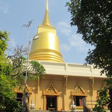 高くて大きな仏塔がお寺の隣りにあります。