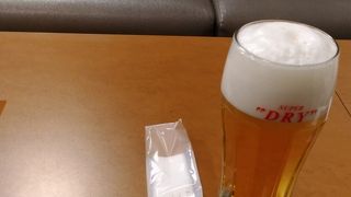 アルコールは一杯無料です。