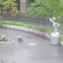 屋外のカエルさん達は、雨降りの日に眺めると一層風情あります！