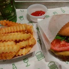 シェイクバーガーとポテトと飲み物