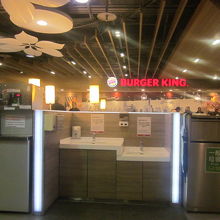 お湯のサーバーなども設置されていました