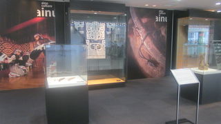 国際線ターミナル到着ロビーにオープンした「アイヌ展示コーナー」