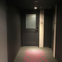 エレベーターを降りると、各お部屋のドアがあります