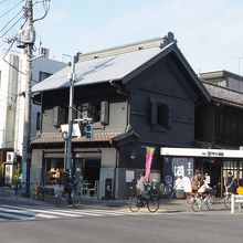 道向かいの蔵造りの造り酒屋