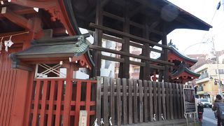 目の前の蔵造りの建物と相まって甲州街道だったことを髣髴させます。