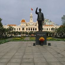 後ろは人民委員会庁舎です