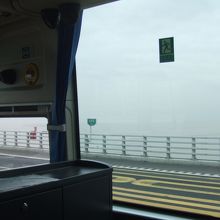 杭州湾大橋を渡ります。天気が良ければ絶景かな？