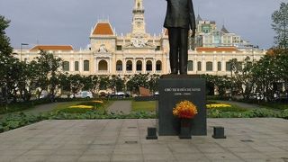 像が立っている、グエンフエ通りは、歩行者天国なので、気の済む迄、ゆったり記念撮影してください