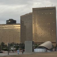 夕日に輝くホテルです。