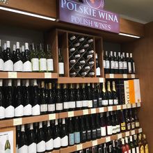 制限エリア内にはポーランドワインのコーナーもあり