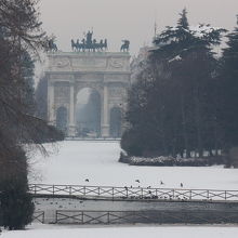 雪景色のセンピオーネ公園と凱旋門（平和の門）
