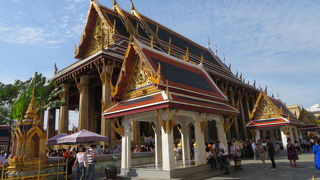 エメラルド寺院ともいわれてます