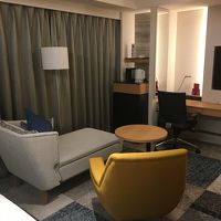 ソファー、ライティングデスクなど