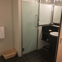 洗面台と個室のトイレ