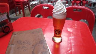 明洞チキン通りで，生クリームビール！