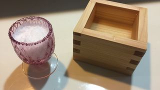 正月祝いの樽酒を一合升で！