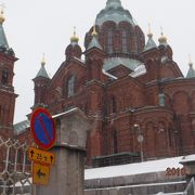 港を見渡す小高い丘の上に建つロシア正教会