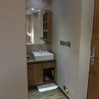 洗面所は狭いですが必要十分。