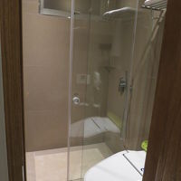 湯船はなし。シャワーのみです。隙間から水が漏れました。