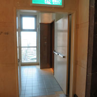 この非常口のところに部屋（シングルルーム）があります。