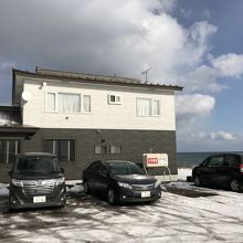 お店は海に面して建っています。