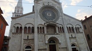 ロマネスク様式のモデナ大聖堂