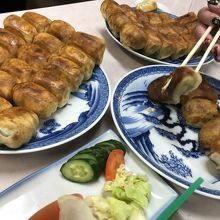 丸いフライパンで焼いたものと四角い機械で焼いたものがあります