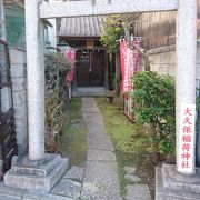 とても窮屈そうな神社