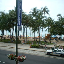 通りを隔てて眺める浜辺