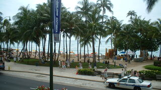 楽園ハワイの海辺