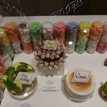 ホールケーキも販売