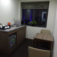 小さなキッチン、電子レンジ、テーブルセットなど