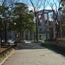 名古屋市美術館へのアプローチ